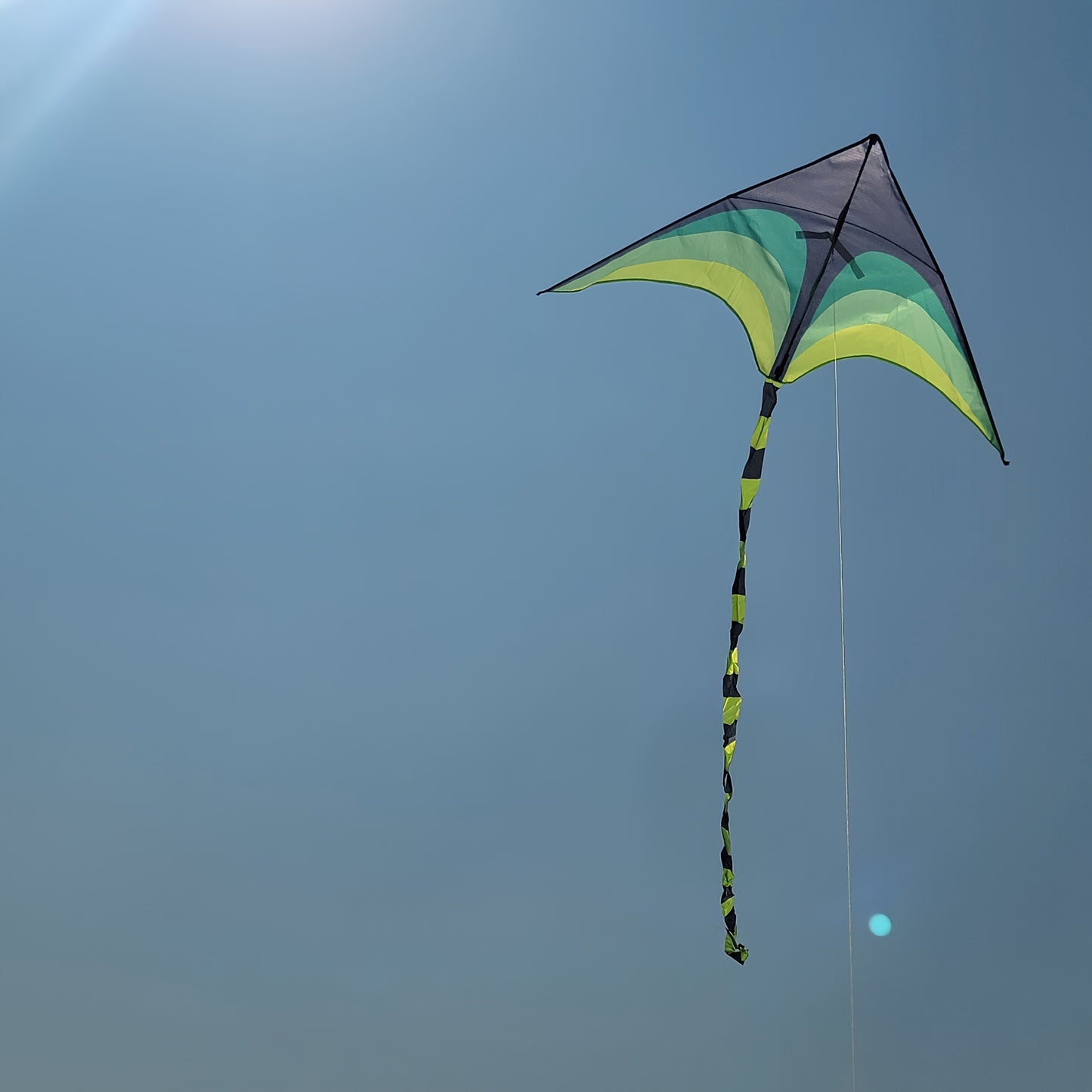 A Professional Triangular Green Kite with a Tail, High-Quality Outdoor Beach Game, Includes a Kite Line Board, Suitable for Beginners, Making It an Ideal Gift for Thanksgiving And Christmas.